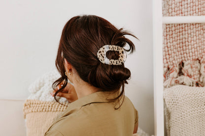 TELETIES - Round Flat Hair Clip | Medium | Blonde Tortoise